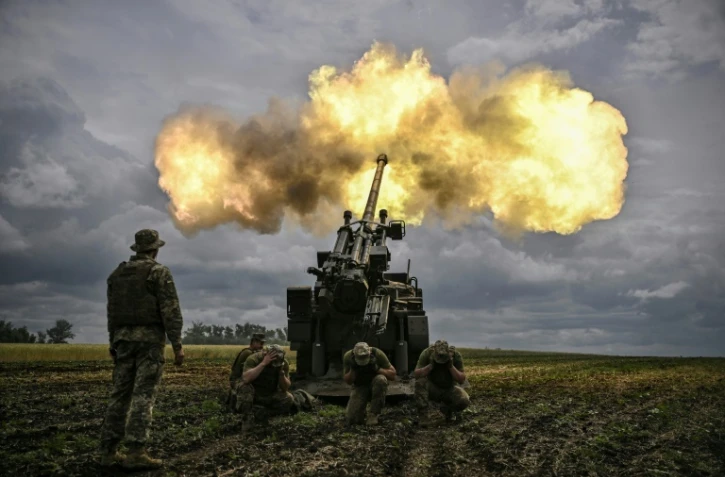 Des soldats ukrainiens tirent avec un canon Caesar sur des positions russes dans la région du Donbass, le 15 juin 2022 dans l'est de l'Ukraine