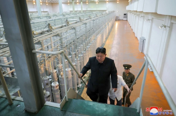 Photo non datée, publiée par l'agence de presse officielle nord-coréenne KCNA le 13 septembre 2024, montrant le leader de la Corée du Nord Kim Jong Un en train de visiter un site d'enrichissement d'uranium, dans un lieu non précisé en Corée du Nord