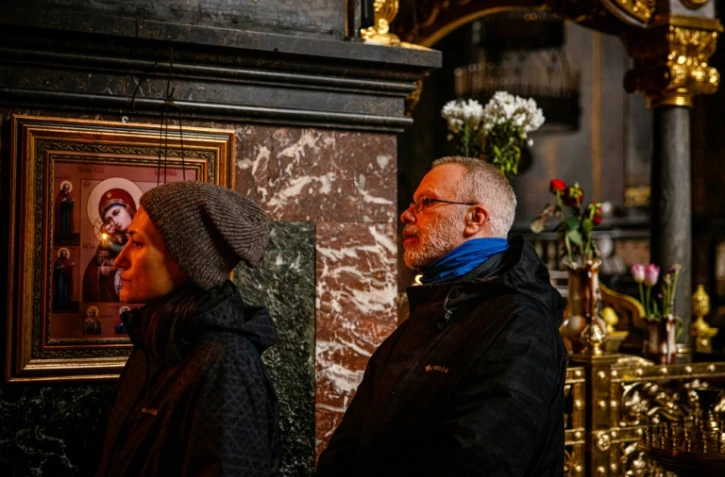 Les Américains John et Natasha Sennett prient à la messe du matin de la cathédrale Saint-Vladimir de Kiev, le 5 mars 2022