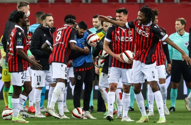 Les Niçois peuvent fêter leur succès contre Nantes, grâce à un but tardif de Khephren Thuram (à droite) à l'Allianz Riviera, le 14 janvier 2022