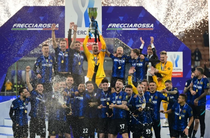 La joie du gardien slovène de l'Inter Milan, Samir Handanovic, et de ses coéquipiers, après avoir remporté la finale de la Supercoupe d'Italie face à la Juventus Turin, le 12 janvier 2022 au Stade San Siro
