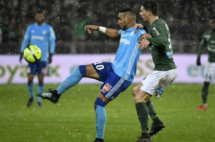 Le Marseillais Dimitri Payet contrôle devant le Stéphanois Vincent Pajot, le 9 février 2018 à Saint-Etienne