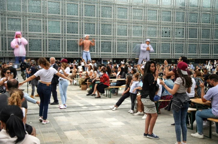 Des gens dansent lors de la Fête de la musique, le 21 juin 2020 à l'Institut du monde arabe à Paris