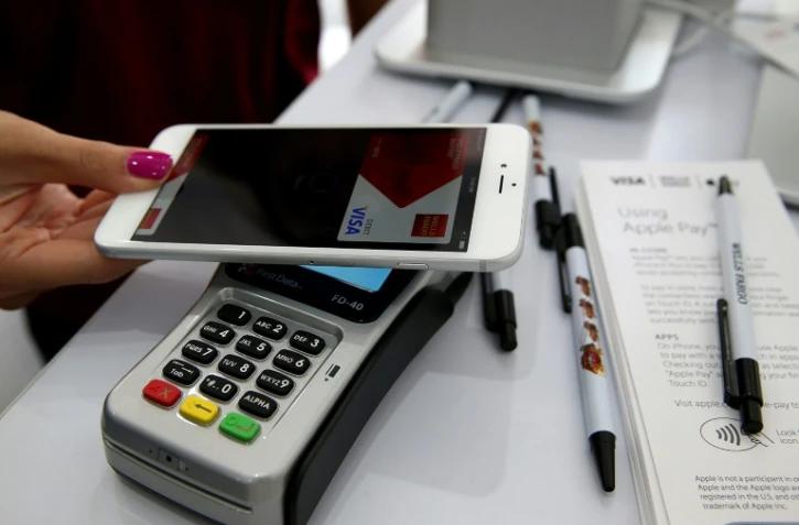 Démonstration d'un paiement sans contact avec la solution Apple Pay du groupe américain à San Francisco le 20 octobre 2014
