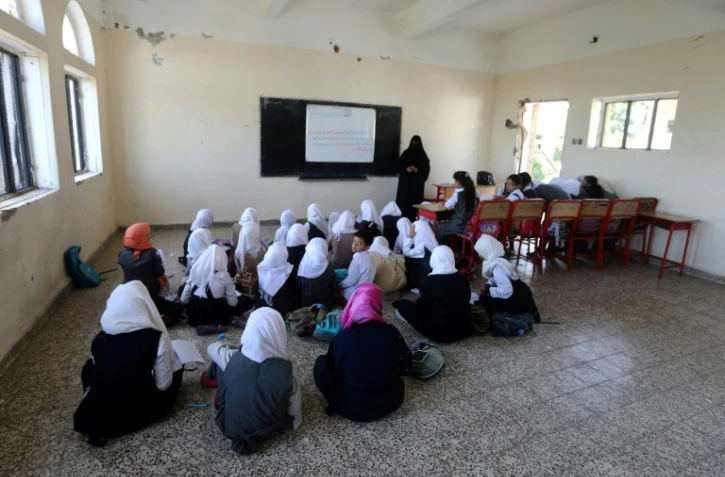 Des jeunes Yéménites dans une salle de classe à Taëz dans le sud-ouest du Yémen en guerre le 16 septembre 2018, date de la rentrée scolaire