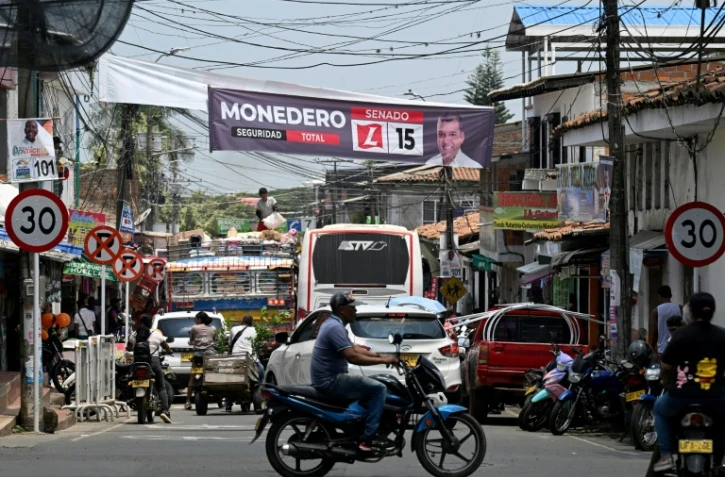 Bannières électorales dans la ville de Caloto, dans le département de Cauca, le 7 mars 2026, à la veille des législatives en Colombie

