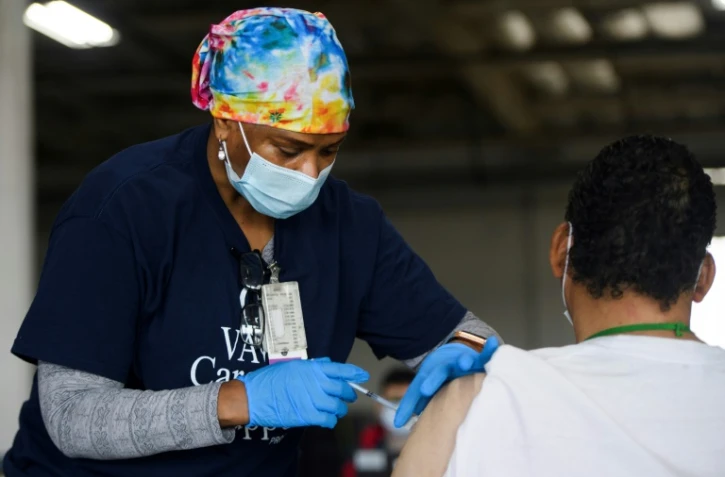 Une infirmière administre une dose de vaccin à un patient le 17 avril 2021 à Gardena (Etats-Unis)