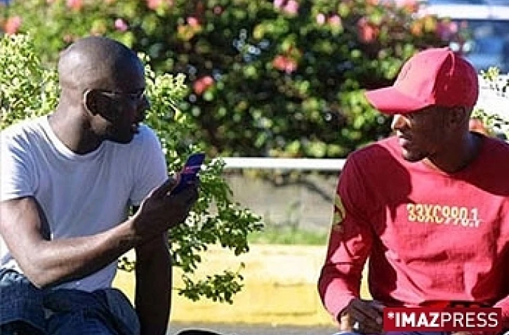 Lilian Thuram (avec Nicolas Anelka à droite) était déjà passé à La Réunion le 12 novembre 2001, de retour d'un match amical disputé l'équipe de France contre l'Australie