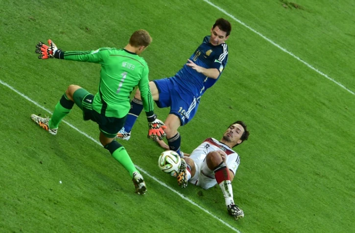 Lionel Messi bute sur Manuel Neuer et Mats Hummels et l'Argentine s'incline devant l'Allemagne en finale du Mondiale au Maracana, le 13 juillet 2014