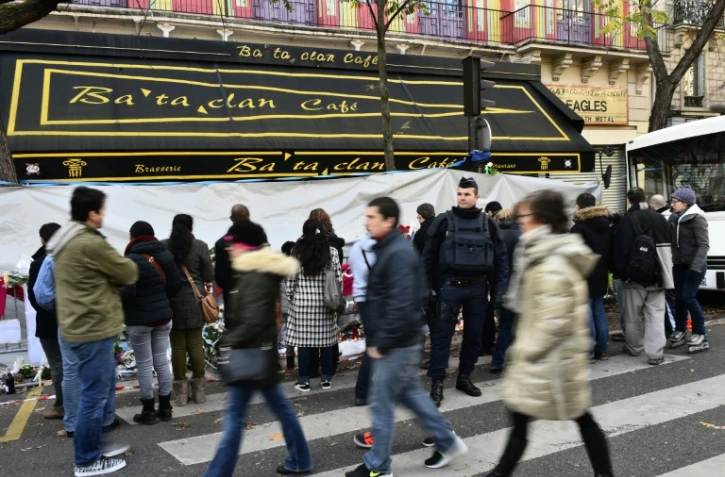 Des anonymes devant le Bataclan le 22 novembre 2015 à Paris