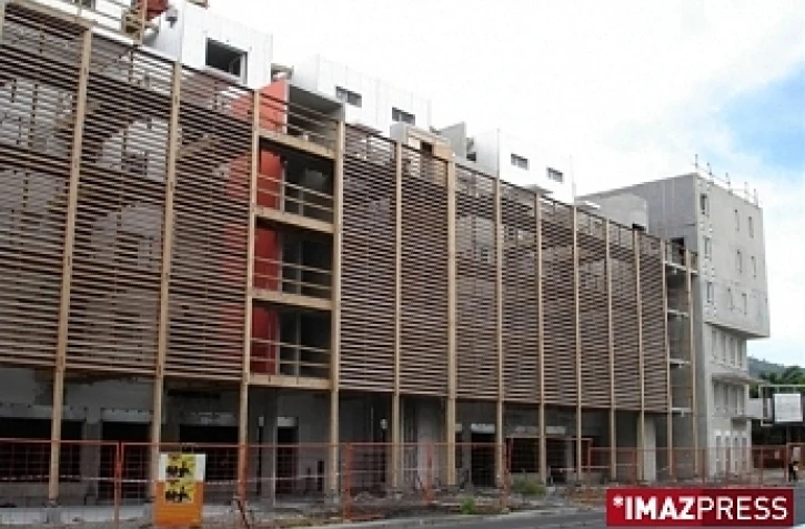 Chantier de construction d'un immeuble respectant la réglementation thermique (Photo D.R.)