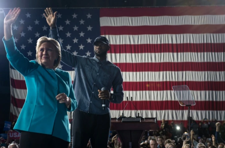 La candidate démocrate à la présidence américaine Hillary Clinton et la star de la NBA LeBron James, lors d'un meeting à Cleveland, le 6 novembre 2016