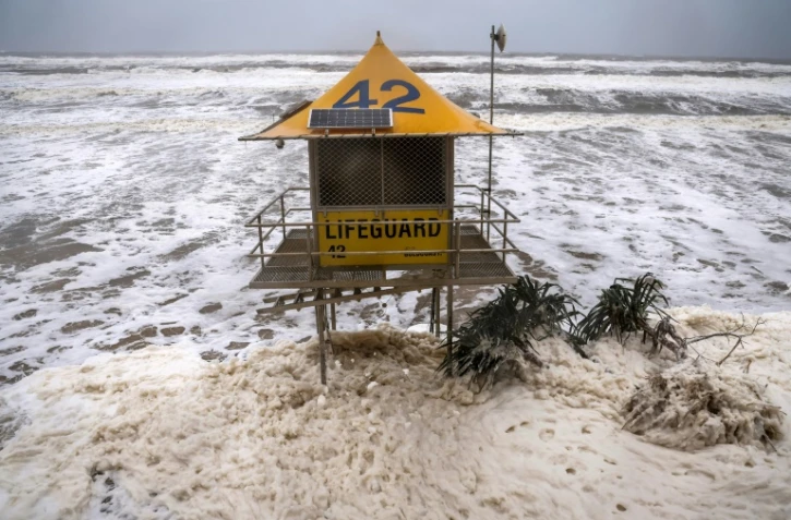 Une tour de sauveteurs sur une plage frappée par des vagues record causées par le cyclone tropical Alfred sur la Gold Coast, le 8 mars 2025 en Australie