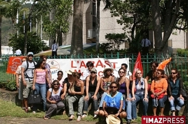 Mardi 22 septembre 2009 Piquet de grève des salariés de l'ARAST devant le Conseil Général (photo: Robin Lebon)