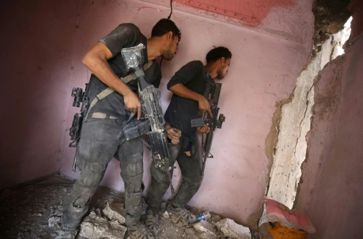 Les forces irakiennes s'acharnant à défaire les derniers jihadistes retranchés dans la vieille ville de Mossoul, le 6 juillet 2017