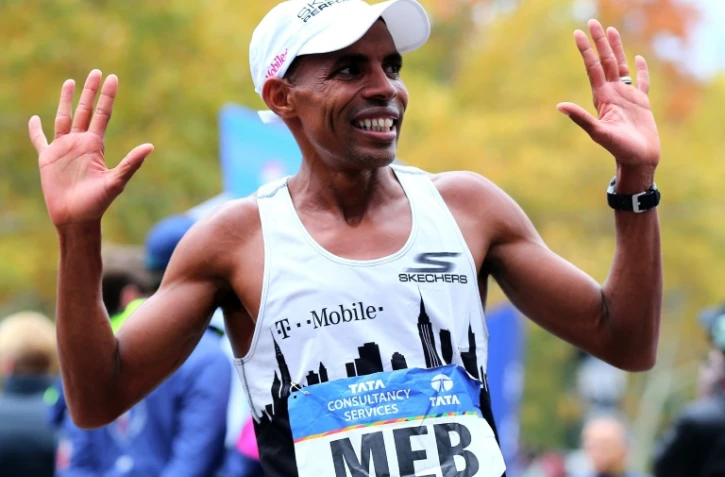 L'Américain Meb Keflezighi, le 1er novembre 2015 à l'arrivée du marathon de New York