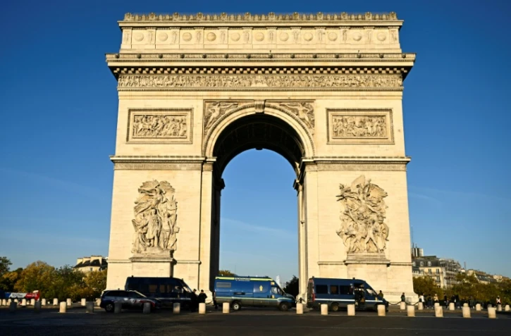 Des véhicules de gendarmerie stationnés autour de l'Arc de Triomphe à Paris, le 31 octobre 2026