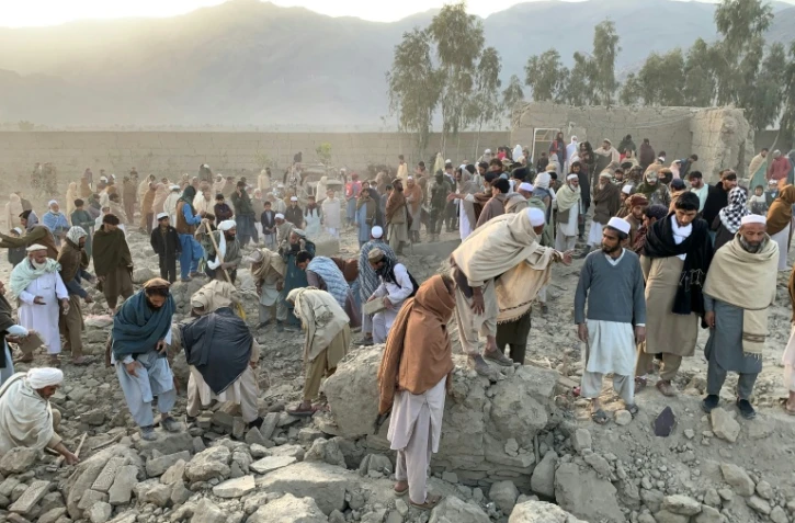 Des habitants d'un village afghan cherchent des victimes dans les décombres, dans la province de Nangarhar, après un bombardement pakistanais, le 22 février 2026