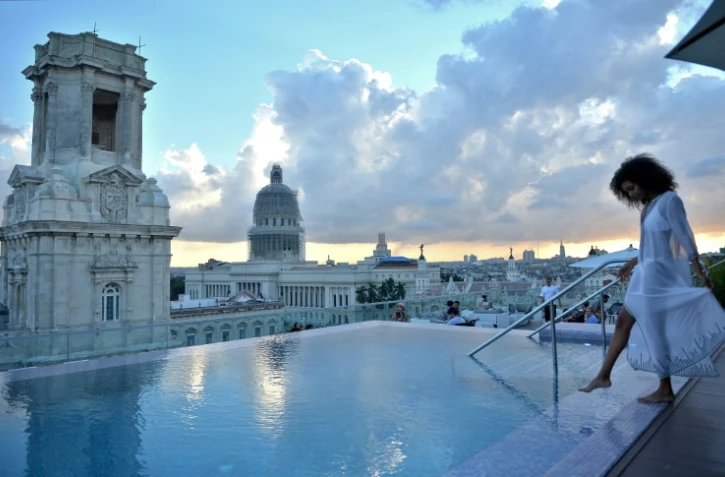 Une touriste au bord de la piscine sur le toit de l'hôtel Gran Manzana Hotel à La Havane, le 11 février 2019