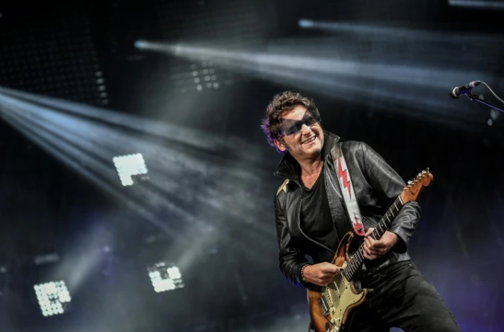 Le musicien et chanteur français Matthieu Chedid, alias M, sur la scène du 23e festival Solidays à l'Hippodrome de Longchamp à Paris, le 4 juillet 2021