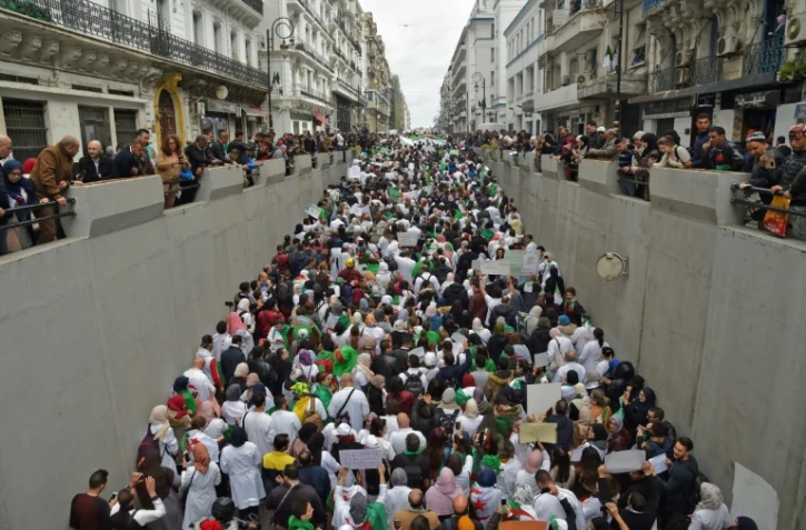 Des Algériens participent à une manifestation à Alger contre le président Abdelaziz Bouteflika, le 19 mars 2019