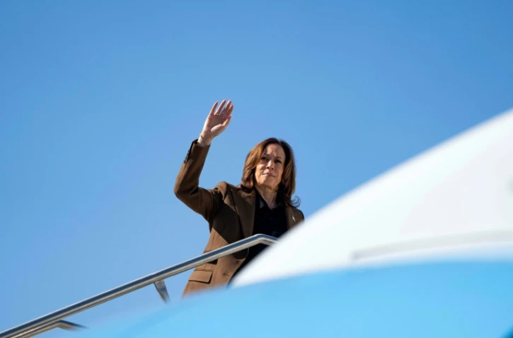 Kamala Harris au moment d'embarquer à bord d'Air Force Two à l'aéroport de Phoenix, en Arizona (sud-ouest des Etats-Unis), le 11 octobre 2024