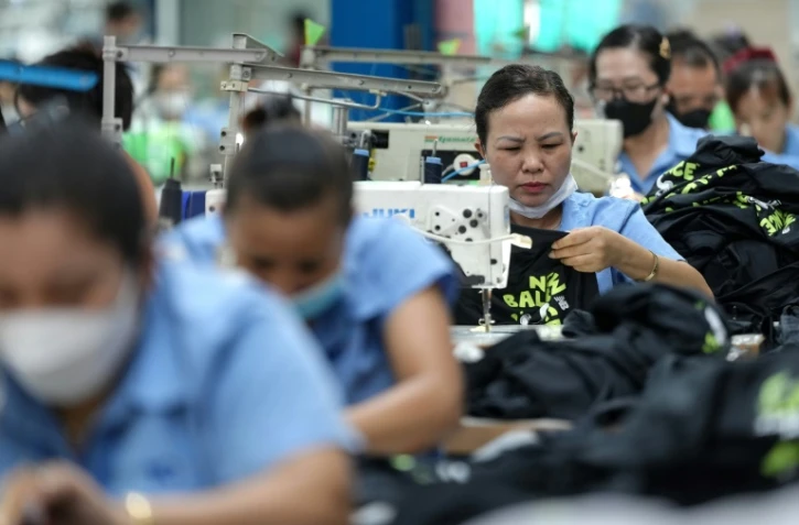 Des ouvrières cousent des vêtements dans une usine de textile à Ho Chi Minh Ville, le 3 avril 2025 au Vietnam