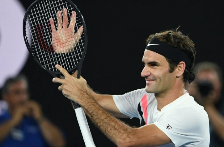 Le Suisse Roger Federer remercie dles supporteurs après sa victoire face au Tchèque Tomas Berdych en quarts de finale de l'Open d'Australie, le 24 janvier 2018 à Melbourne