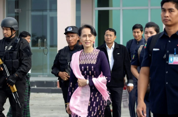 La dirigeante birmane Aung San Suu Kyi à l'aéroport de Sittwe, dans l'Etat de Rakhine, le 2 novembre 2017