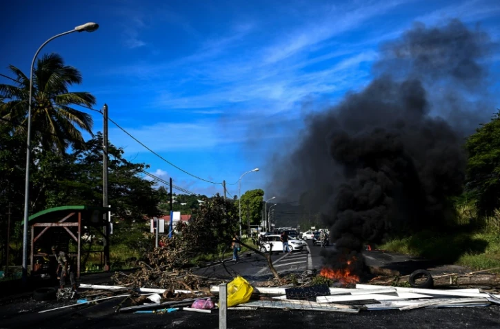 Un blocage routier dans la commune du Gosier près de Pointe-à -Pitre en Guadeloupe, le 23 novembre 2021 lors d'un mouvement de contestation sociale