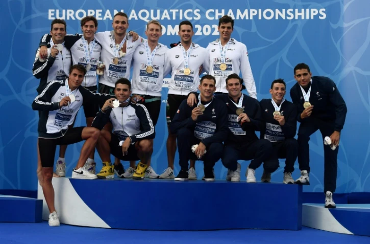 Les médaillés du relais 4x200 m des Championnats d'Europe de natation masculin: en haut les Hongrois en or, à gauche en argent les Italiens et les Français médaille de bronze à droite, le 11 août 2022 à Rome 