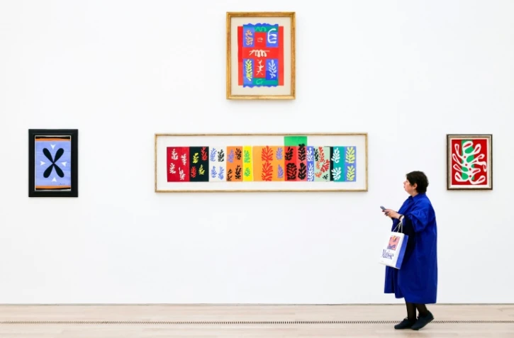 Une femme devant des tableaux d'Henri Matisse lors d'une visite de presse de l'exposition "Matisse - invitation au voyage" près de Bâle, en Suisse, le 20 septembre 2024
