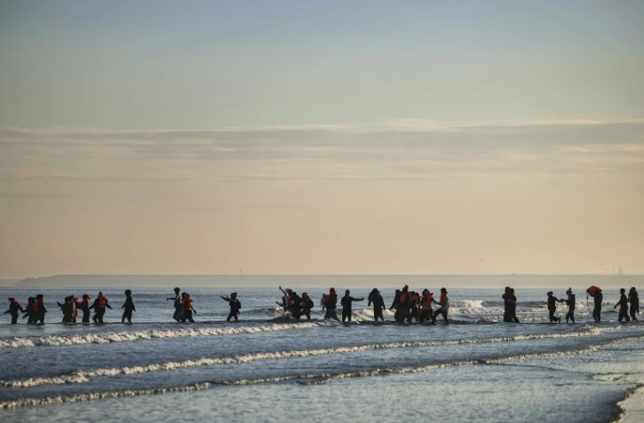 Des migrants tentent de traverser la Manche avec des bateaux de passeurs au large de la plage de Gravelines, dans le Nord, le 27 septembre 2025