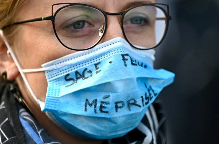 Une sage-femme manifeste à Rennes le 15 octobre 2020