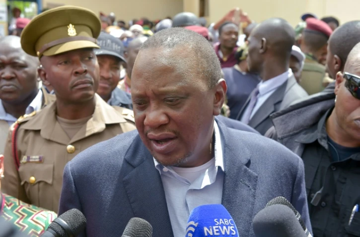 Le président kenyan Uhuru Kenyatta, parle aux journalistes le 26 octobre 2017 à Kiambu