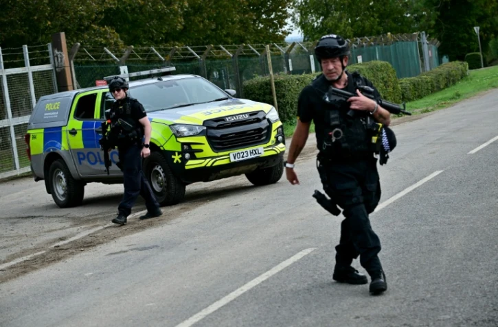 Des policiers armés devant la base de la RAF à Fairford, le 28 septembre 2026, dans le sud-ouest de l'Angleterre, au lendemain de l'intervention de la police antiterroriste britannique