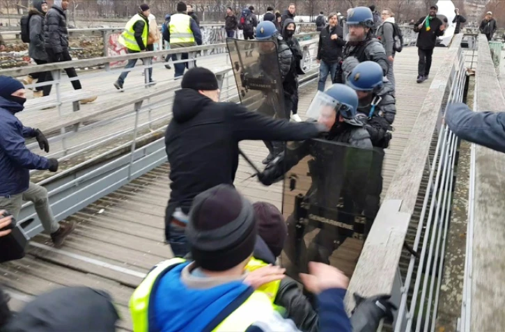 Capture d'écran d'une vidéo montrant l'ex-boxeur Christophe Dettinger s'en prenant à un gendarme sur la passerelle Léopold-Sédar-Senghor dans le centre de Paris, le 5 janvier 2019