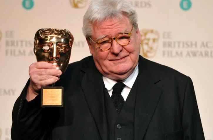 Le réalisateur britannique Alan Parker reçoit un prix lors de la cérémonie des BAFTA à Londres, le 10 février 2013 
