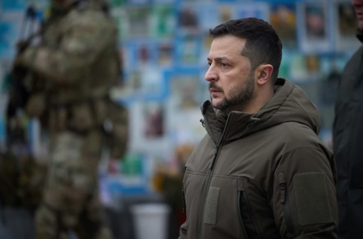 Le président ukrainien Volodymyr Zelensky devant le Mur du souvenir des morts pour l'Ukraine, à l'occasion du jour des forces armées, le 6 décembre 2023 à Kiev