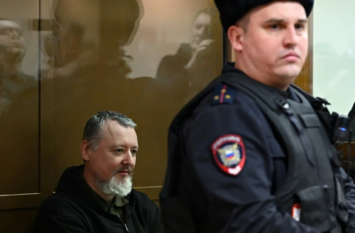 L'opposant nationaliste russe Igor Guirkine (g), assis dans la cage en verre des accusés avant l'audience de son verdict au tribunal de Moscou, le 25 janvier 2024