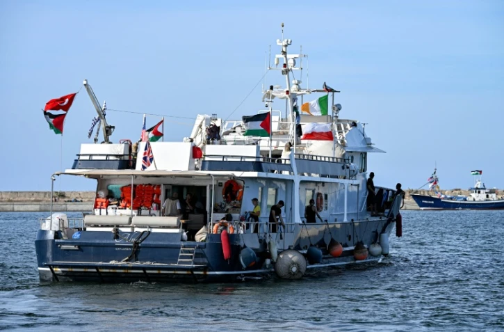 Des militants et défenseurs des droits humains à bord d'un navire quittent le port de Bizerte, dans le nord de la Tunisie, le 14 septembre 2025, pour rejoindre les derniers bateaux participant à la flottille internationale en route pour Gaza