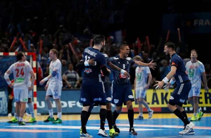 Les handballeurs français célébrant leur victoire lors du Mondial-2017 après un succès en finale contre la Norvège, le 29 janvier 2017 à Paris