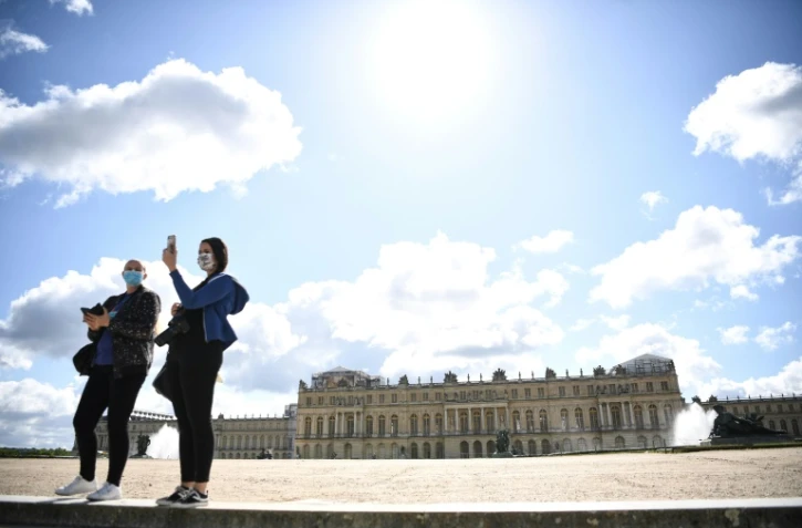 Des visiteurs dans les jardins du château de Versailles, le 6 juin 2020