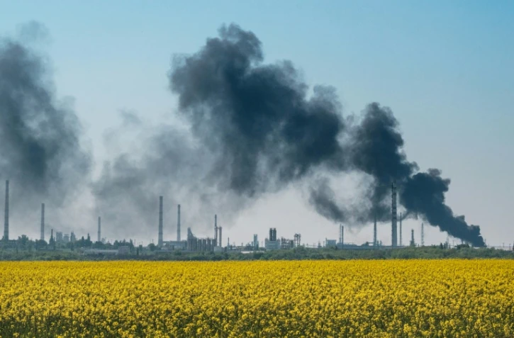 De la fumée s'élève au-dessus d'une raffinerie près de Lysychansk, dans l'est de l'Ukraine, après des bombardements le 9 mai 2022