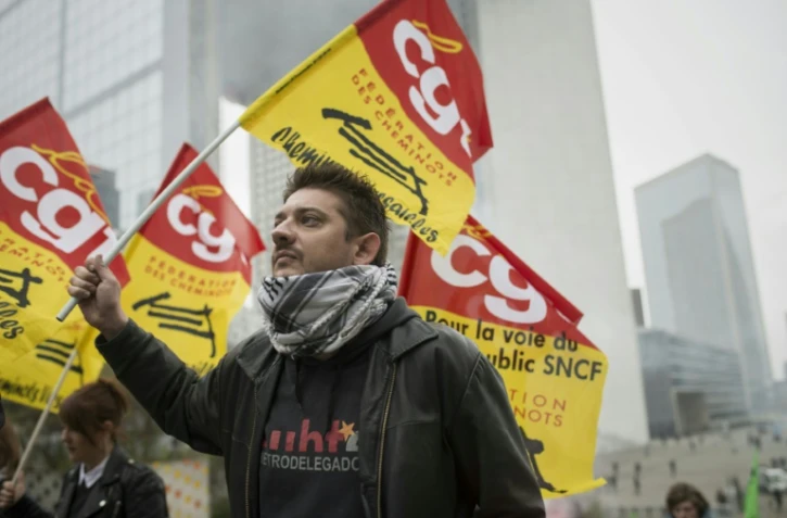 Un manifestant à la Défense (ouest de Paris), le 26 avril 2016