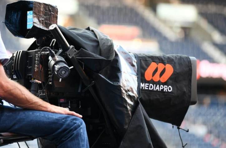 Le logo Mediapro sur une caméra de télévision, en bord de terrain du Parc des Princes, à Paris le 13 Septembre 2020.