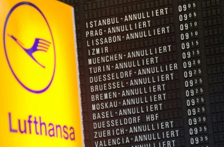 Tableau d'affichage à l'aéroport de Francfort en Allemagne annonçant l'annulation des vols de la compagnie aérienne Lufthansa, le 11 novembre 2015