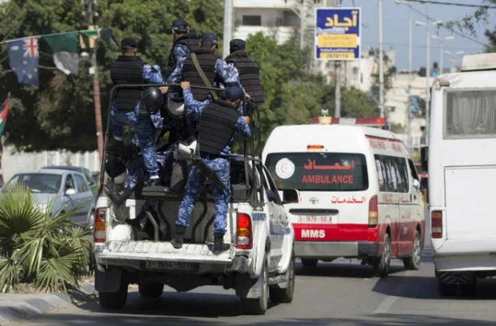 La police de Hamas escorte une ambulance transportant les corps d'hommes accusés de collaborer avec Israël à Gaza, le 6 avril 2017