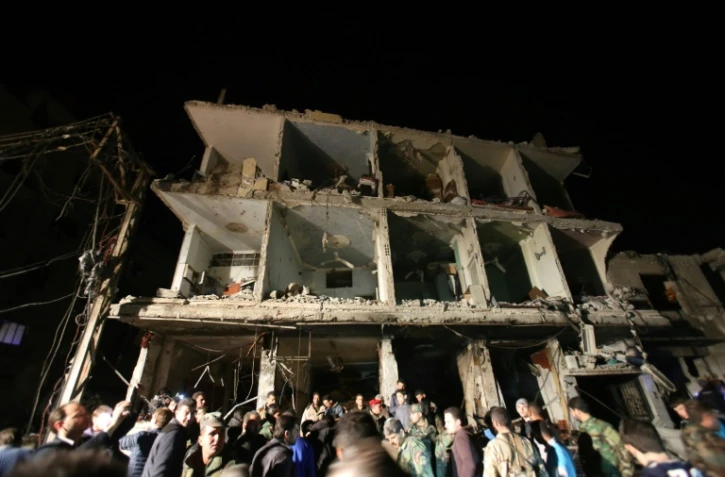 Des Syriens au milieu des décombres le 21 février 2016 à Sayeda Zeinab où 83 personnes ont été tuées dans des attentats