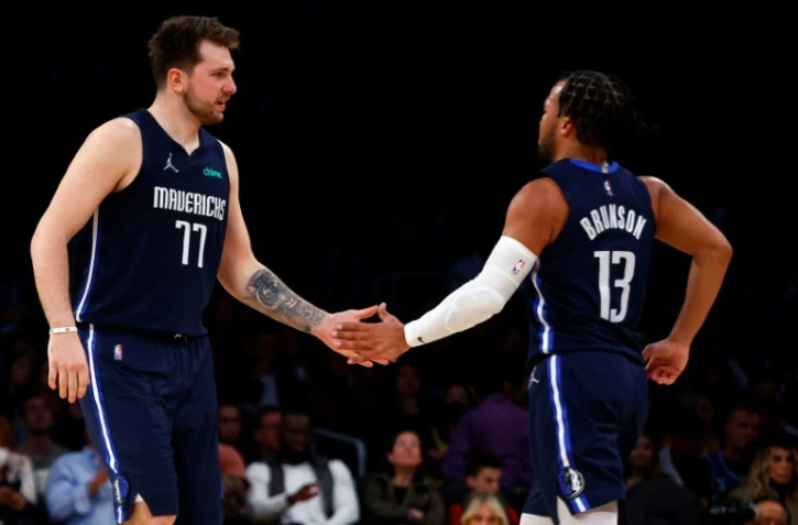 Luka Doncic 77) et Jalen Brunson des Dallas Mavericks contre les Lakers en NBA le 1er mars Ă Los Angeles